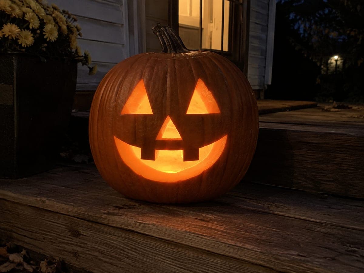 Chunky Tooth Classic Pumpkin Faces Carving Idea
