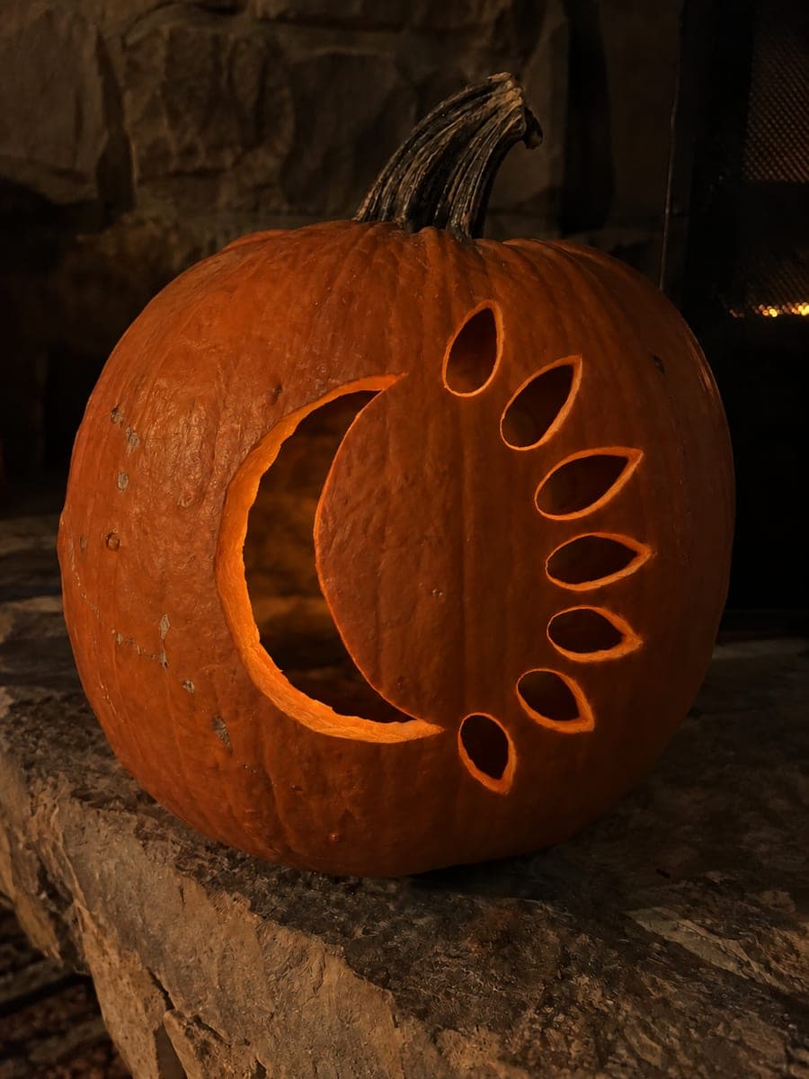 Crescent Moon Pumpkin with Teardrop Ray Fan