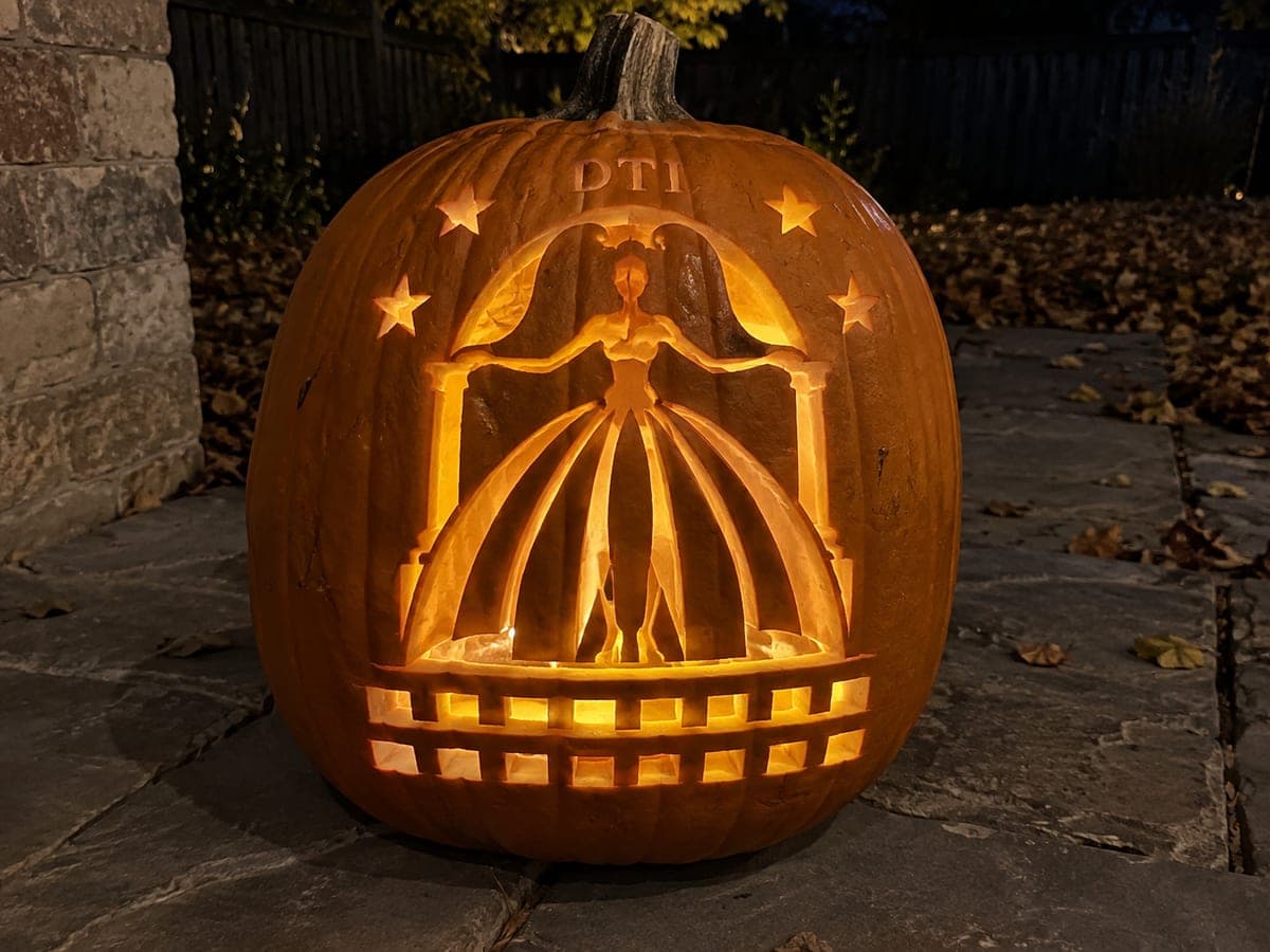 Expert Dress to Impress Runway Lights Jack-O-Lantern