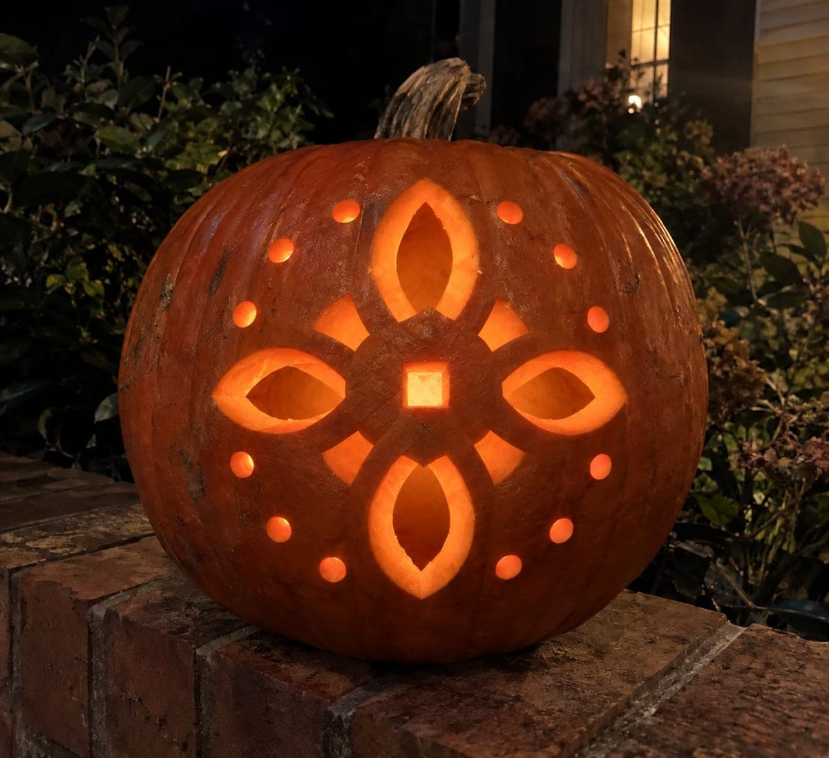 Four-Lobed Celtic Knot Pumpkin with Dotted Border